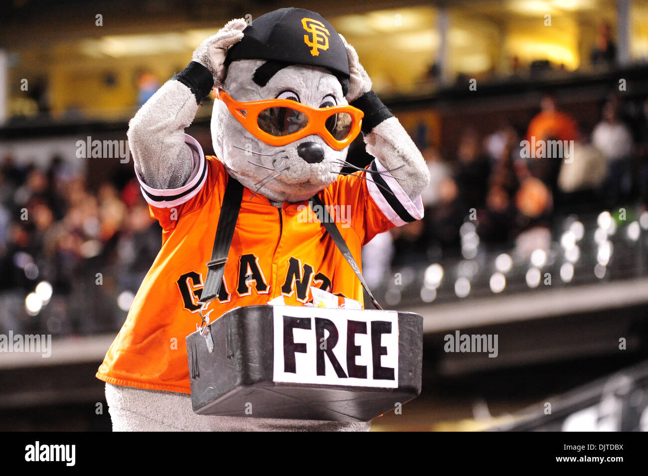 San Francisco, Kalifornien: San Francisco Giants Maskottchen Lou Seal gibt Erdnüsse und Cracker Jacks im siebten Inning stretch. Die Staatsangehörigen gewann das Spiel 7: 3. (Kredit-Bild: © Charles Herskowitz/Southcreek Global/ZUMApress.com) Stockfoto