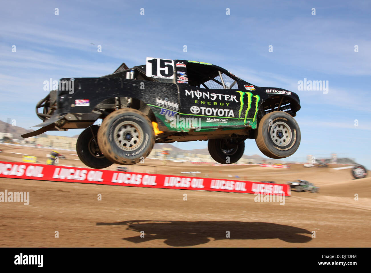 5. März 2010 wegen Motorrad Ikone Jeremy McGrath eine Flamme aus seinem Auspuff beim Springen seine #16 Monster Energy Toyota unlimited 2 während am LOORRS, Kurzplatz Offroad-Rennen außerhalb Las Vegas Nevada zu üben. (Kredit-Bild: © Mike Ingalsbee/Southcreek Global/ZUMApress.com) Stockfoto