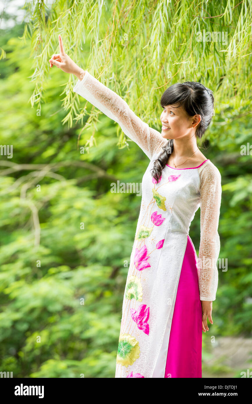 Vietnam traditionellen Tuch Ao Dai modellieren, Nueet, 20, Hanoi, Vietnam Stockfoto