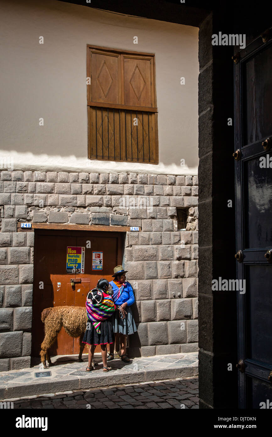 Tupac-Wand mit seinen grauen Andesit auf San Agustin Straße, Cuzco, Peru. Stockfoto