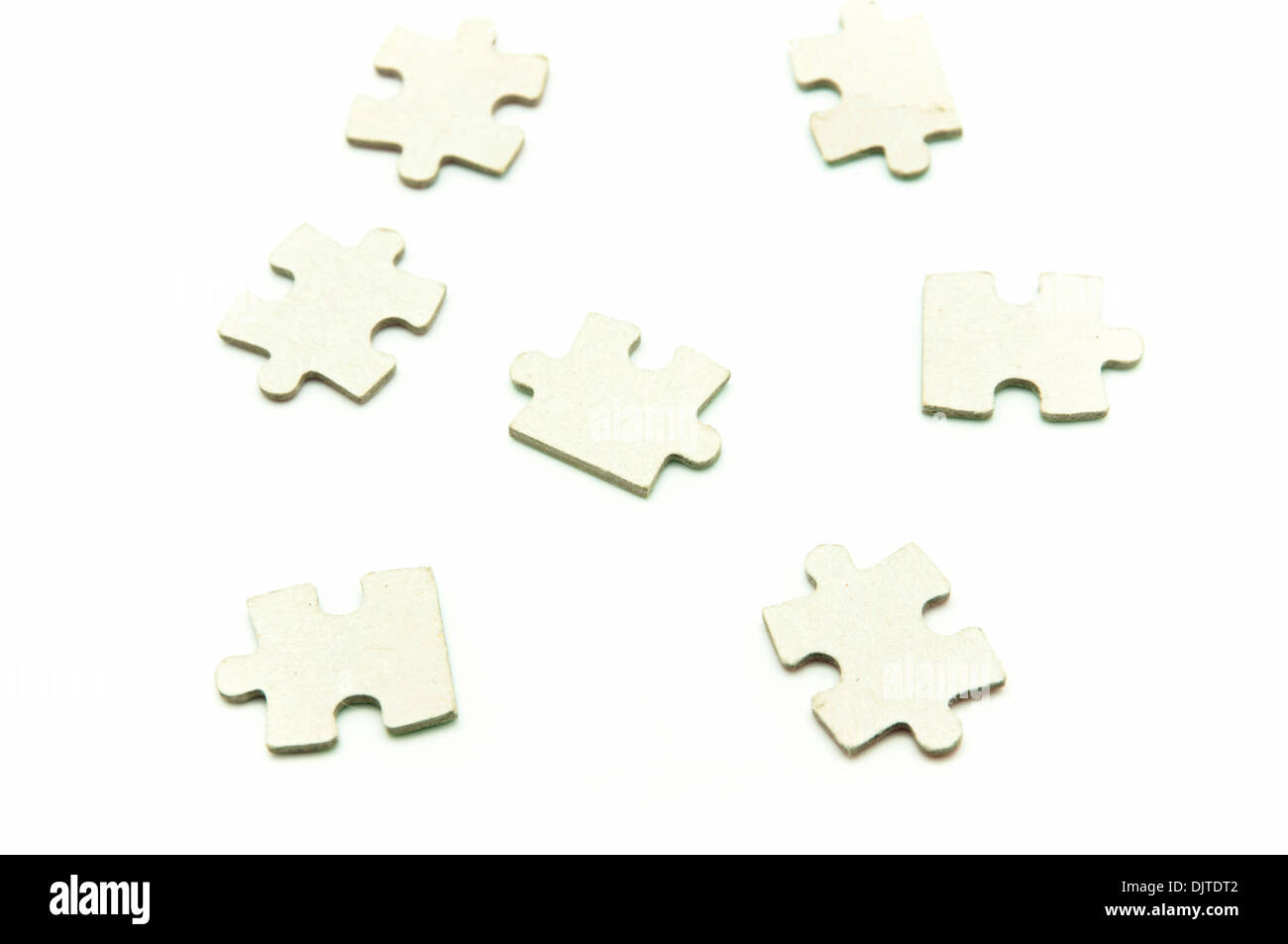 Puzzleteile auf weißem Hintergrund Stockfoto