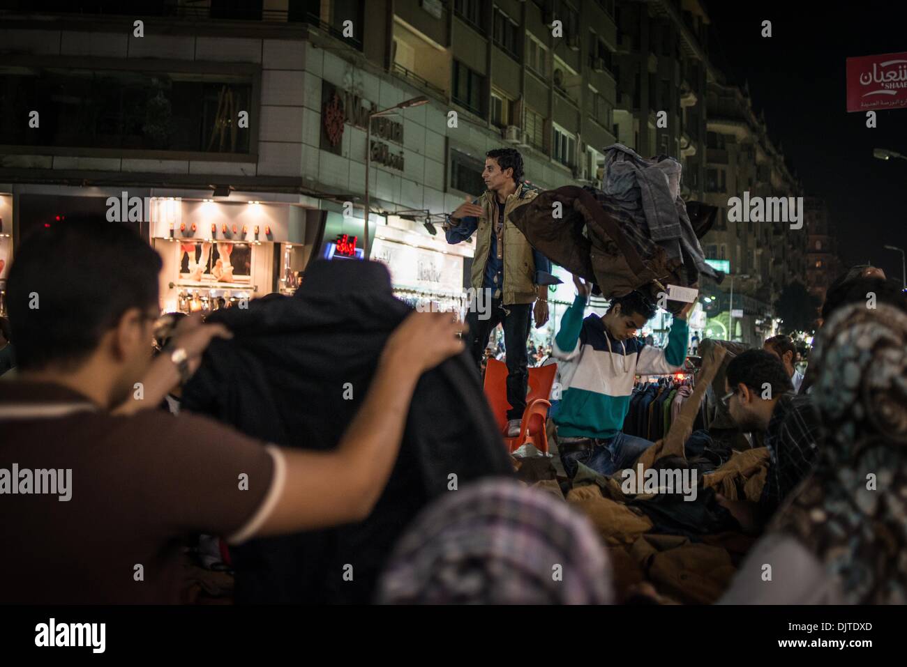 (131130) - Kairo, 30. November 2013 (Xinhua)--A Straße Hausierer verkauft Kleidung im Stadt Zentrum von Kairo, Ägypten, am 14. November 2013. (Xinhua/Pan Chaoyue) Stockfoto