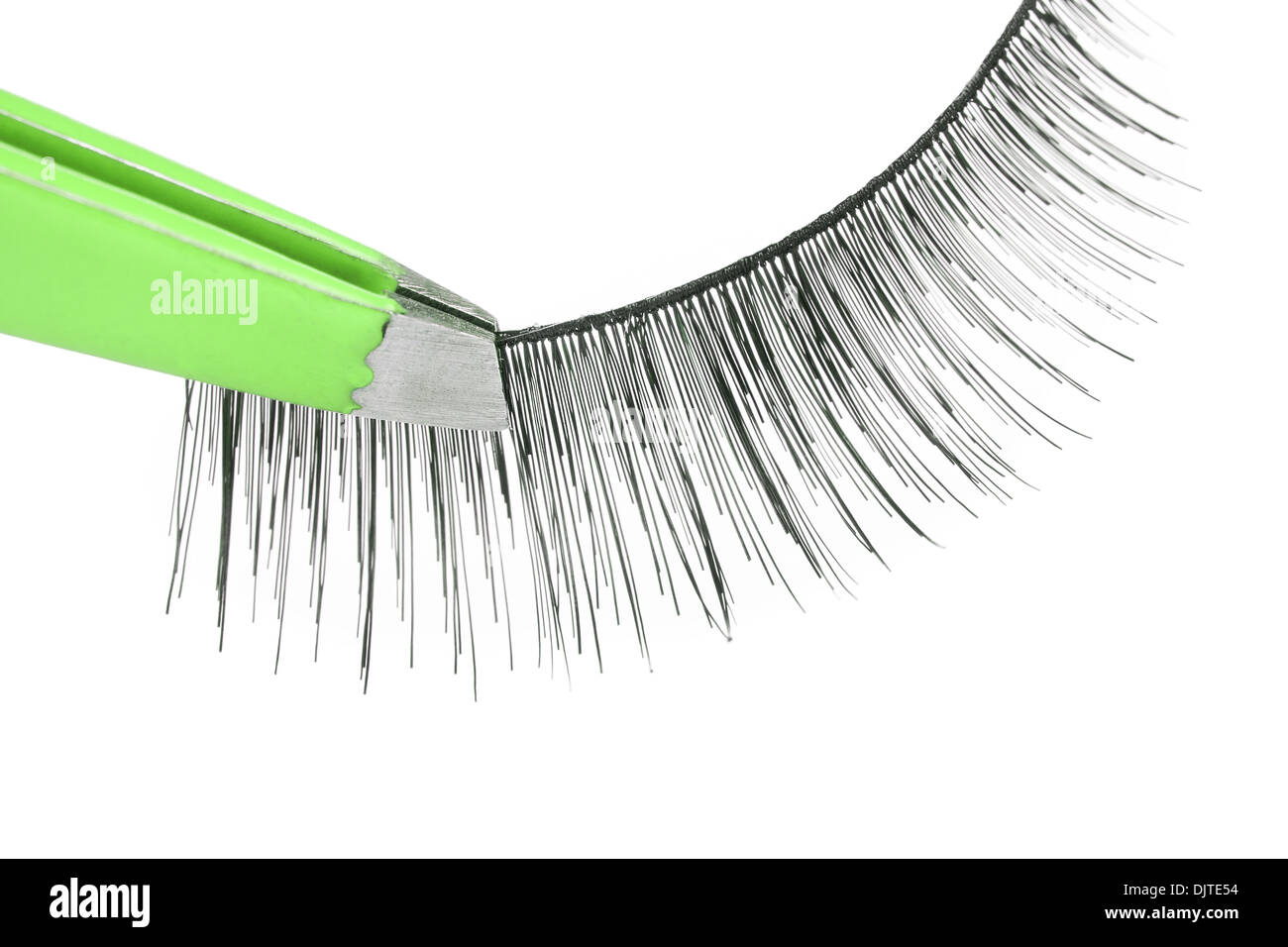 Falsche Wimpern und grüne Zange, Closeup auf weißem Hintergrund Stockfoto
