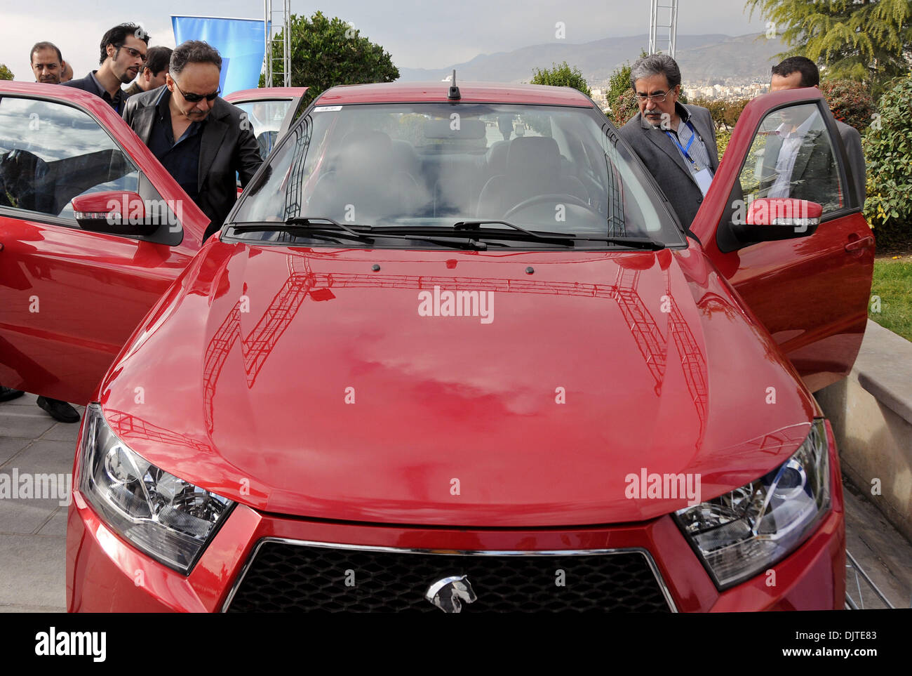 (131130)--Teheran, 30. November 2013 (Xinhua)--A neu hergestellte Automobil genannt DENA an der Seitenlinie einer internationalen Auto-Konferenz in Teheran, Iran, am 30. November 2013 angezeigt wird. Eine Reihe von Top Automarken aus 20 Ländern haben eine internationale Konferenz besucht, die hier am Samstag geöffnet. Die Konferenz kommt nach dem Genfer Abkommen fiel am vergangenen Wochenende und Optimismus im Iran für eine Erholung der Branche. (Xinhua/Ahmad Halabisaz) Stockfoto