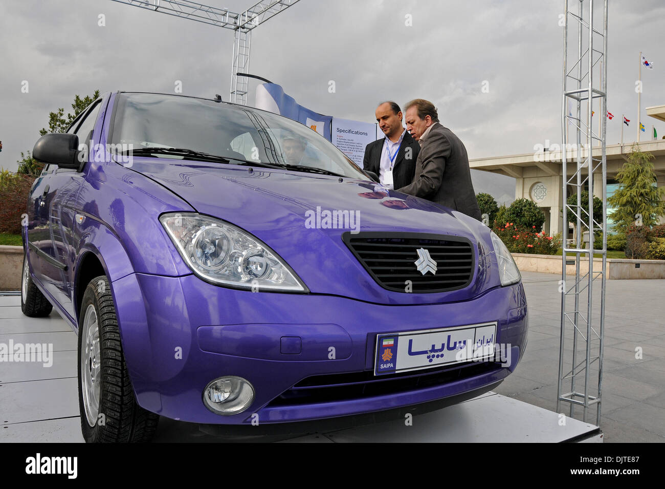 (131130)--Teheran, 30. November 2013 (Xinhua)--A neu hergestellte Automobil namens TIBA 2 während einer internationalen Auto-Konferenz in Teheran, Iran, am 30. November 2013 angezeigt wird. Eine Reihe von Top Automarken aus 20 Ländern haben eine internationale Konferenz besucht, die hier am Samstag geöffnet. Die Konferenz kommt nach dem Genfer Abkommen fiel am vergangenen Wochenende und Optimismus im Iran für eine Erholung der Branche. (Xinhua/Ahmad Halabisaz) Stockfoto