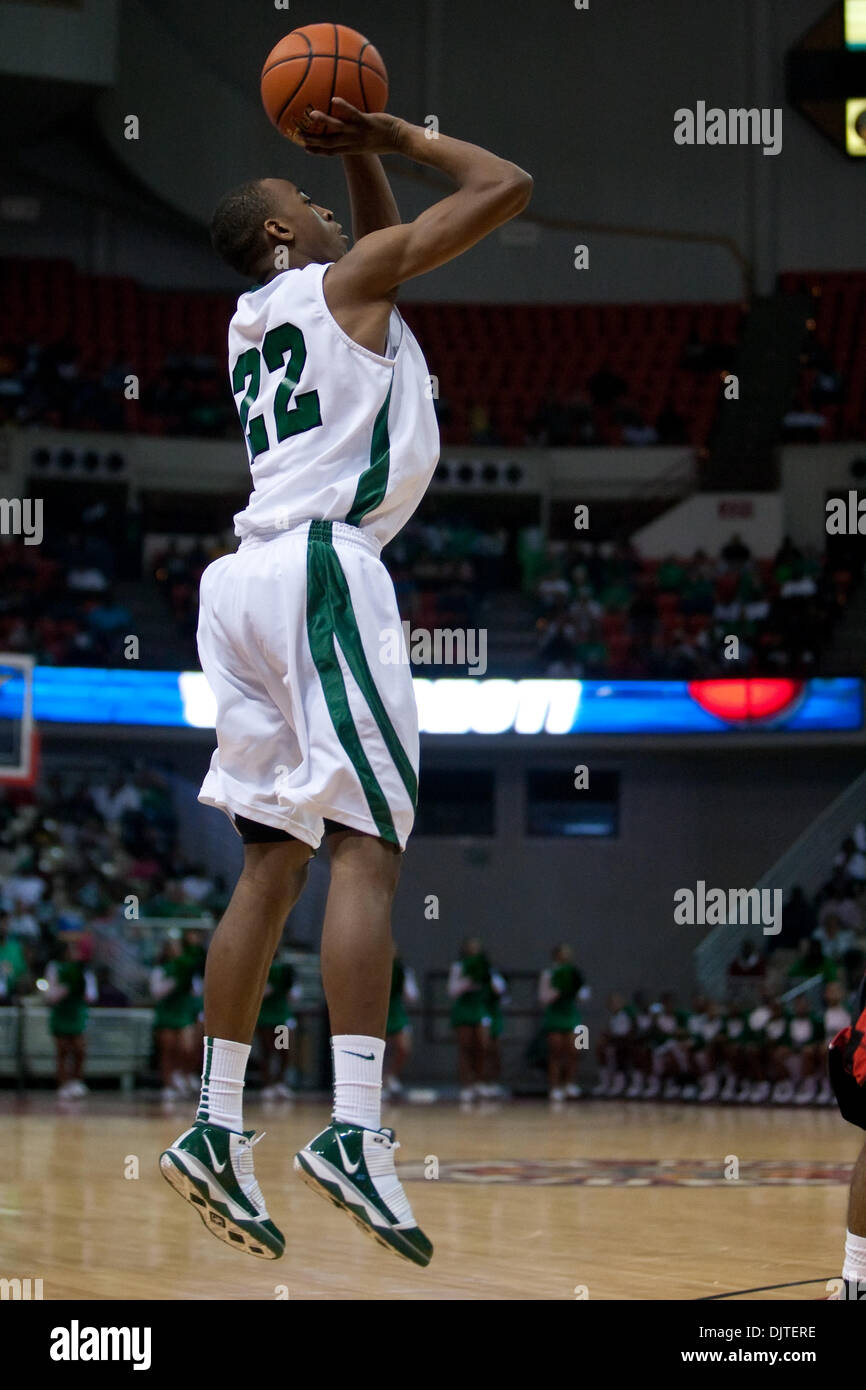 LHSAA Top 28 4A Halbfinale; Peabody (40-0) vs. Glen Oaks; Oklahoma State Engagement Markel Brown trifft ein drei Zeiger während eines Spiels gegen Glenn Eichen; die Hälfte; Peabody gewann das Spiel 65-52 und braun mit 20 Pkt, 10 Rebounds und 3 Blocks; Cajundome, Lafayette, Louisiana. (Kredit-Bild: © John Korduner/Southcreek Global/ZUMApress.com) Stockfoto