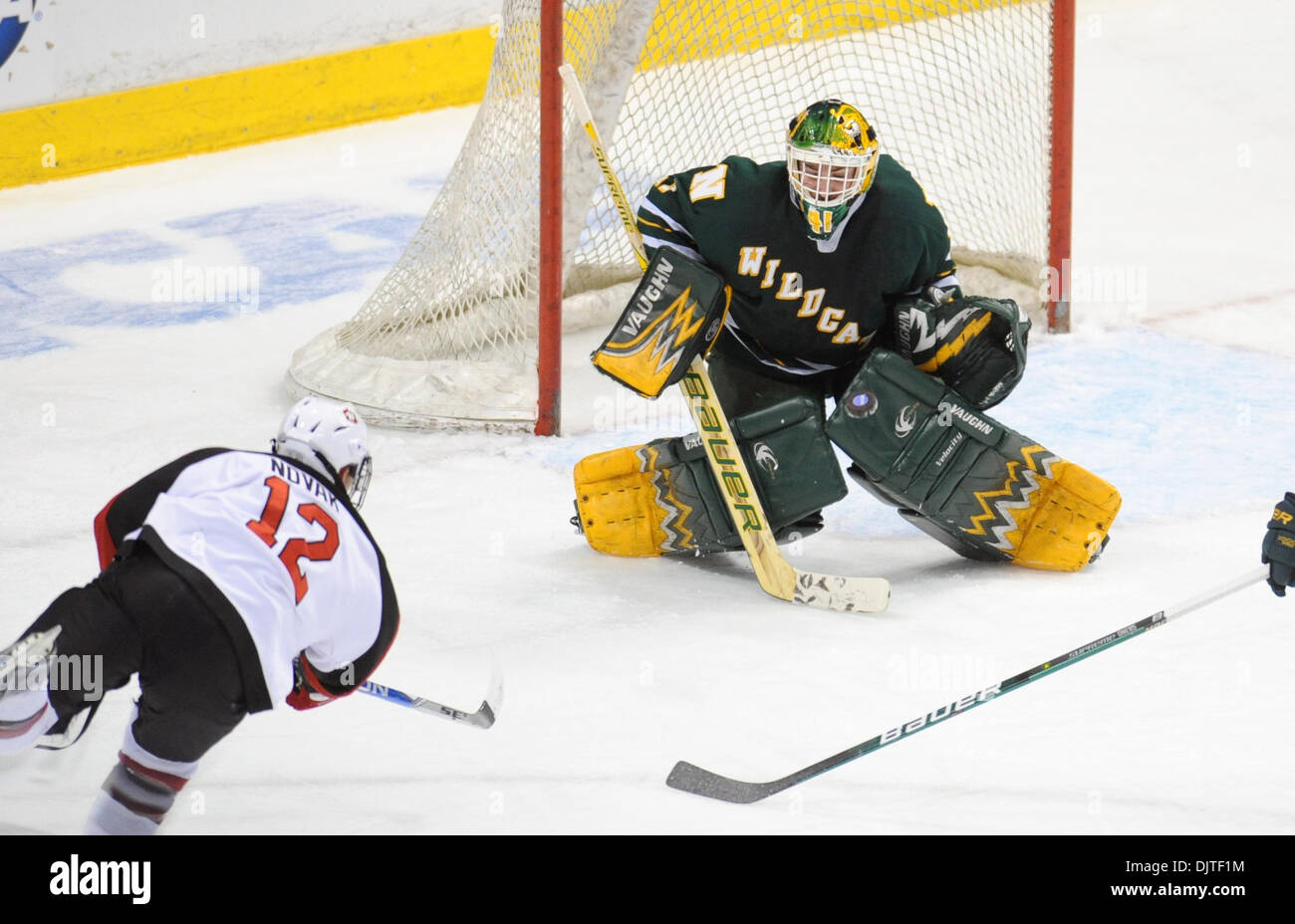 Brian Stewart #41 der Northern Michigan Wildcats blockt gegen Travos Novak #12 der St. Cloud State Schlittenhunde während der 1. Spielzeit der NCAA regionalen Playoffs im Xcel Energy Center in St. Paul, Minnesota. (Kredit-Bild: © Marilyn Indahl/Southcreek Global/ZUMApress.com) Stockfoto