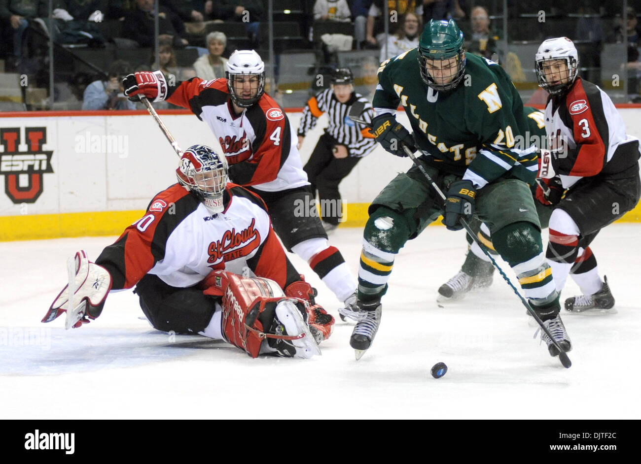 Mike Lee #30 von St. Cloud State Huskies blockt auf Matt Butcher #20 der Northern Michigan Wildcats in der 2. Periode der NCAA regionalen Playoffs im Xcel Energy Center in St. Paul, Minnesota. (Kredit-Bild: © Marilyn Indahl/Southcreek Global/ZUMApress.com) Stockfoto