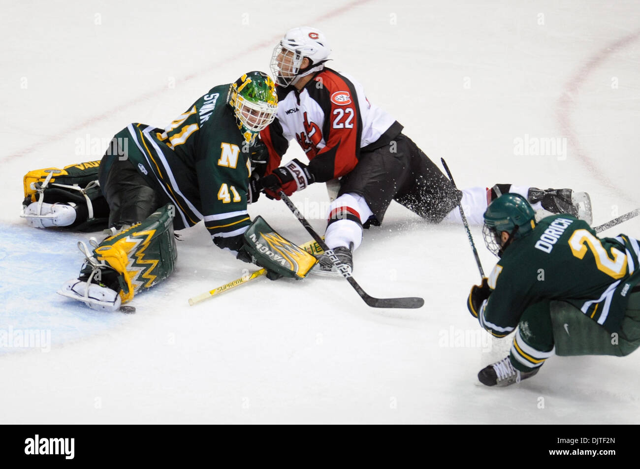 Brian Stewart der Northern Michigan Wildcats macht einen Zeh in der ersten Verlängerung der NCAA Regional-Playoffs im Xcel Energy Center in St. Paul, Minnesota zu retten.  Das Spiel ist nach einer Verlängerung 3-3 gebunden. (Kredit-Bild: © Marilyn Indahl/Southcreek Global/ZUMApress.com) Stockfoto