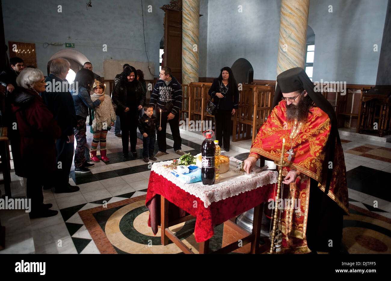 Taufe in einer orthodoxen Kirche (Bulgarien) Stockfoto