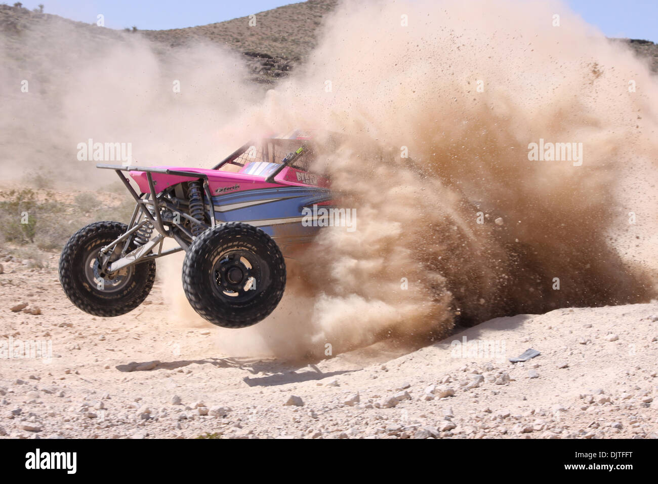27. März 2010 Klasse 10 Buggy Gewinner Bekki Wik (#1007) explodiert aus ein riesiges Loch mit Schlamm gefüllt und Felsen bei Schnarchen, Mint 400 Off-Road-Rennen außerhalb Las Vegas Nevada. (Kredit-Bild: © Mike Ingalsbee/Southcreek Global/ZUMApress.com) Stockfoto