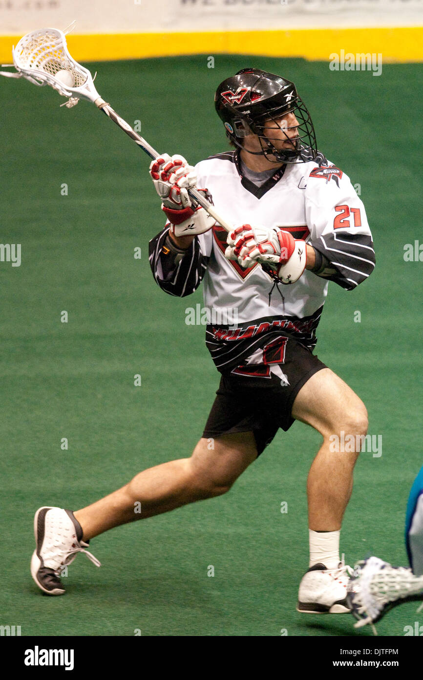 Philadelphia Wings-Verteidiger Jeff Reynolds (#21) in Aktion während des Spiels gegen die Rochester teilen die Blue Cross Arena in Rochester, NY. Rochester gewann das Spiel 15-12. (Kredit-Bild: © Mark Konezny/Southcreek Global/ZUMApress.com) Stockfoto