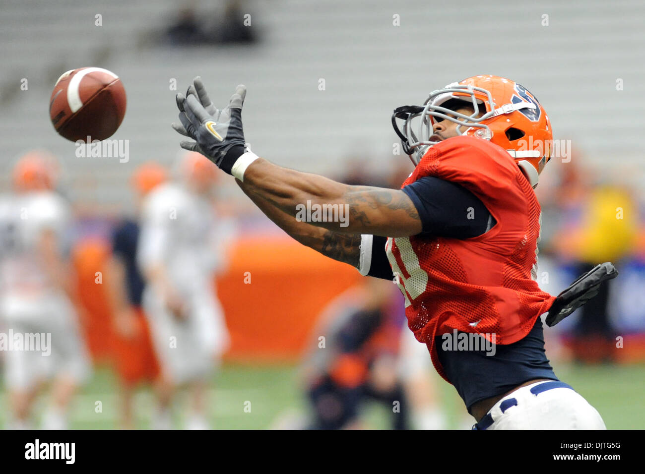 17 2010: Syracuse junior kostenlose Sicherheit Dorian Graham (10) nur vermisst der Pass als defensive Backs Warm-up zu Beginn des Fußballspiels Orange Frühjahr Carrier Dome in Syracuse, New York abgehaltenen. (Kredit-Bild: © Michael Johnson/Southcreek Global/ZUMApress.com) Stockfoto