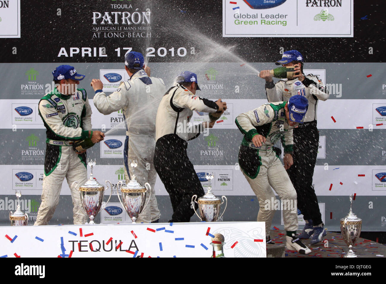 LMPC Gewinner Elton Julian, GunnerJeanette, j.r. Hildebrand, Tom Sutherland, Scott Tucker und Christophe Bouchut begießen gegenseitig mit Champagner auf dem Podium nach Samstag Rennen bei Toyota Grand Prix of Long Beach. (Kredit-Bild: © Mike Ingalsbee/Southcreek Global/ZUMApress.com) Stockfoto