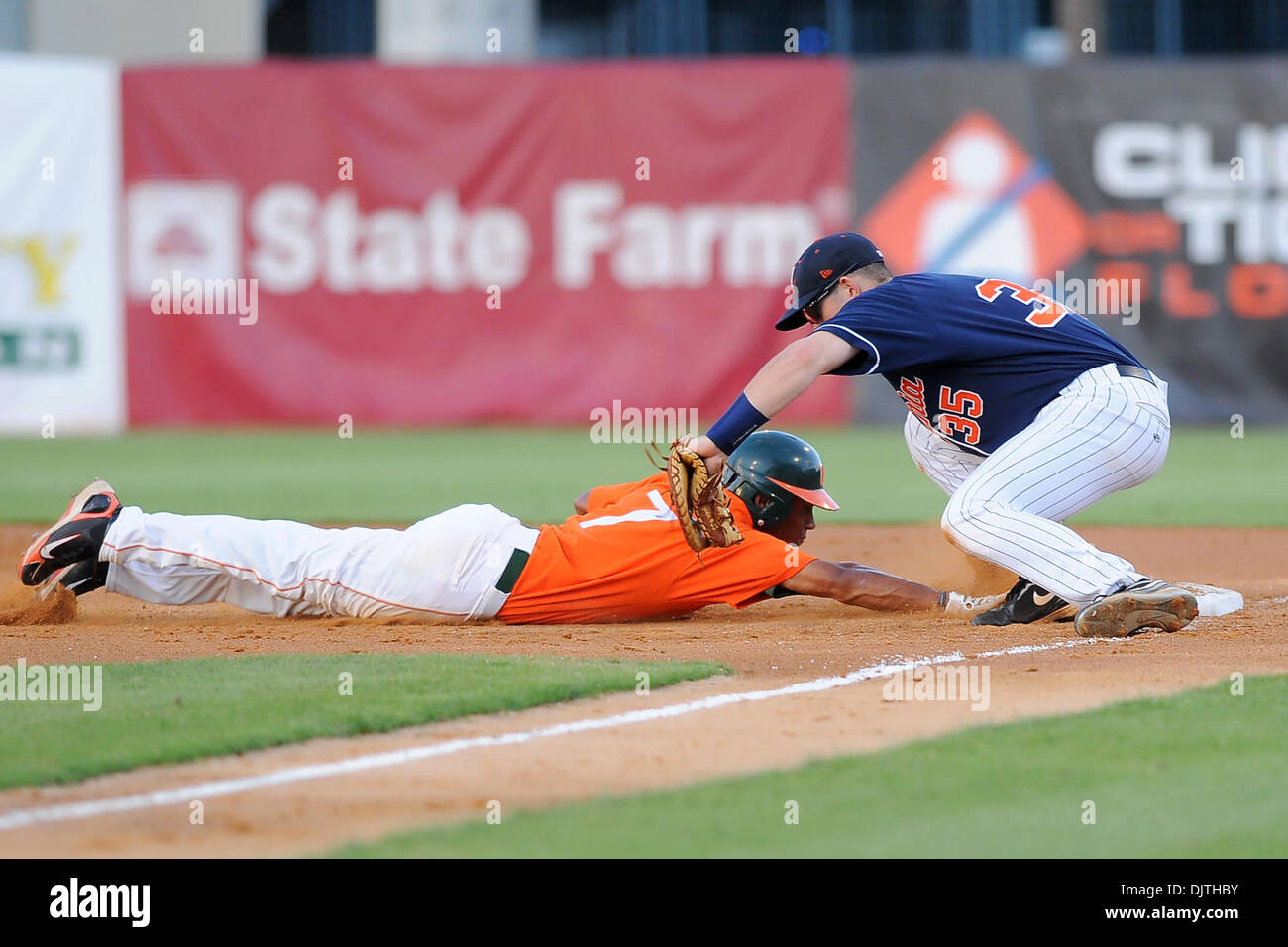 Miami Hurricanes von Zeke DeVoss (7) Dias sicher zurück ins erste Base als C/1 b/von Kenny Swab (35)) Tag gilt. Die Nummer 2 auf Platz University of Virginia Cavaliers besiegt 13. Rang University of Miami Hurricanes 3-1 bei Alex Rodriguez Park in Coral Gables, Florida. (Kredit-Bild: © Ron Hurst/Southcreek Global/ZUMApress.com) Stockfoto