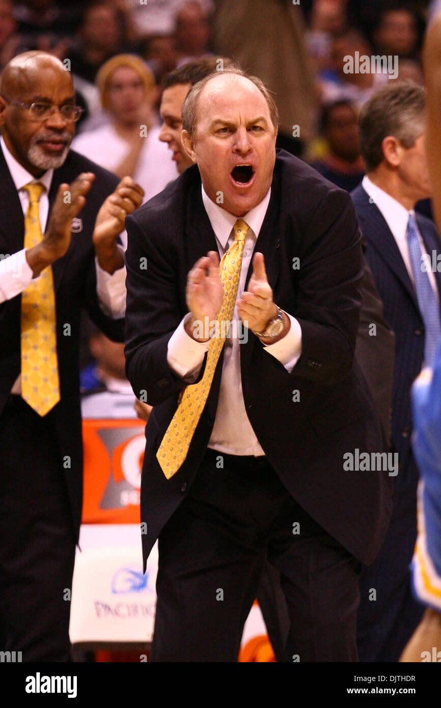 UCLA Cheftrainer Ben Howland lobt sein Team nach UCLA auf einem 7-0 Lauf am Ende der ersten Hälfte, in der ersten Hälfte des Pacific Life-Pac-10-Turnier Halbfinales zwischen UCLA und Cal im Staples Center ging.  UCLA führt Cal 39-35 in der Mitte. (Kredit-Bild: © Tony Leon/Southcreek Global/ZUMApress.com) Stockfoto