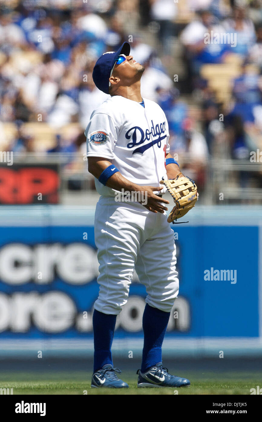 Los Angeles Dodger Shortstop Rafael Furcal macht eine Anspielung auf eine Pop-Fliege während die Dodgers vs. Diamondbacks home Opener für die Dodgers. (Kredit-Bild: © Tony Leon/Southcreek Global/ZUMApress.com) Stockfoto