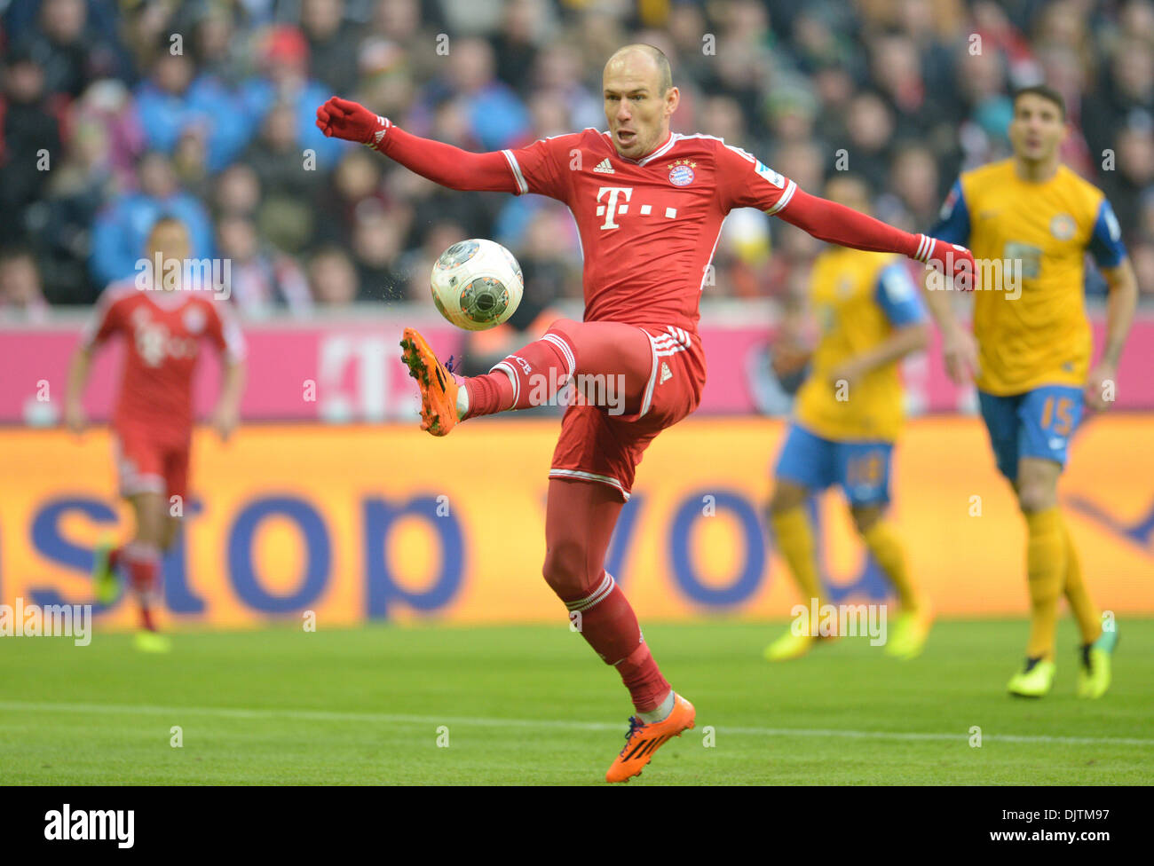 München, Deutschland. 30. November 2013. Münchens Arjen Robben kontrolliert den Ball vor dem Tor für 1-0 in der deutschen Bundesliga zwischen FC Bayern München und Eintracht Braunschweig in der Allianz Arena match © Action Plus Sport/Alamy Live News Stockfoto