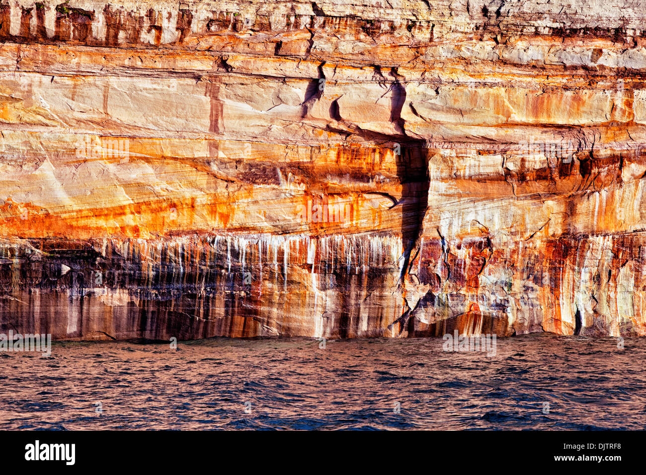 Mineralische Seep erzeugt Farben unter die Sandsteinfelsen entlang Lake Superior in Michigans dargestellter Felsen-Staatsangehöriger Lakeshore. Stockfoto