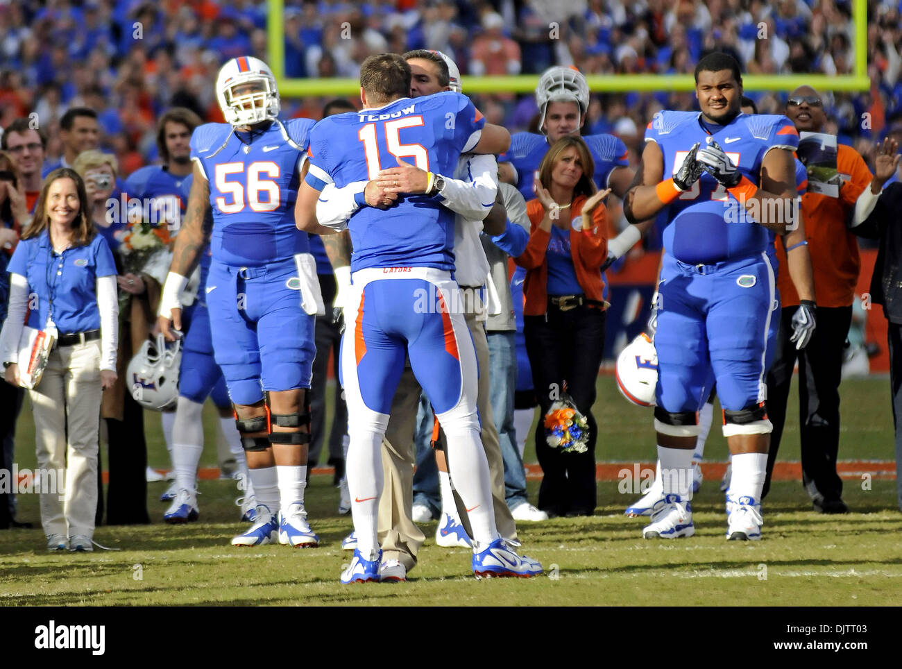 UF Head Coach Urban Meyer umarmt Tim Tebow im Mittelfeld, wie Tebow, das Publikum für seine letzten Heimspiel in Florida Bereich eingeführt wird (Credit-Bild: © Mike Olivella/ZUMApress.com) Stockfoto