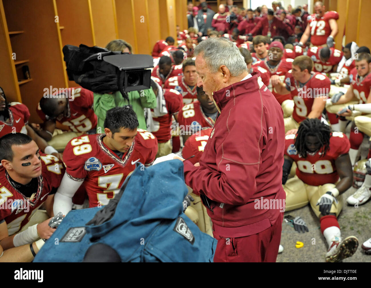 NCAA Gator Bowl - Bobby Bowden leitet das FSU-Team in seinem letzten Pre-game Gebet vor Beginn der 2010 Gator Bowl. (Kredit-Bild: © Mike Olivella/ZUMApress.com) Stockfoto