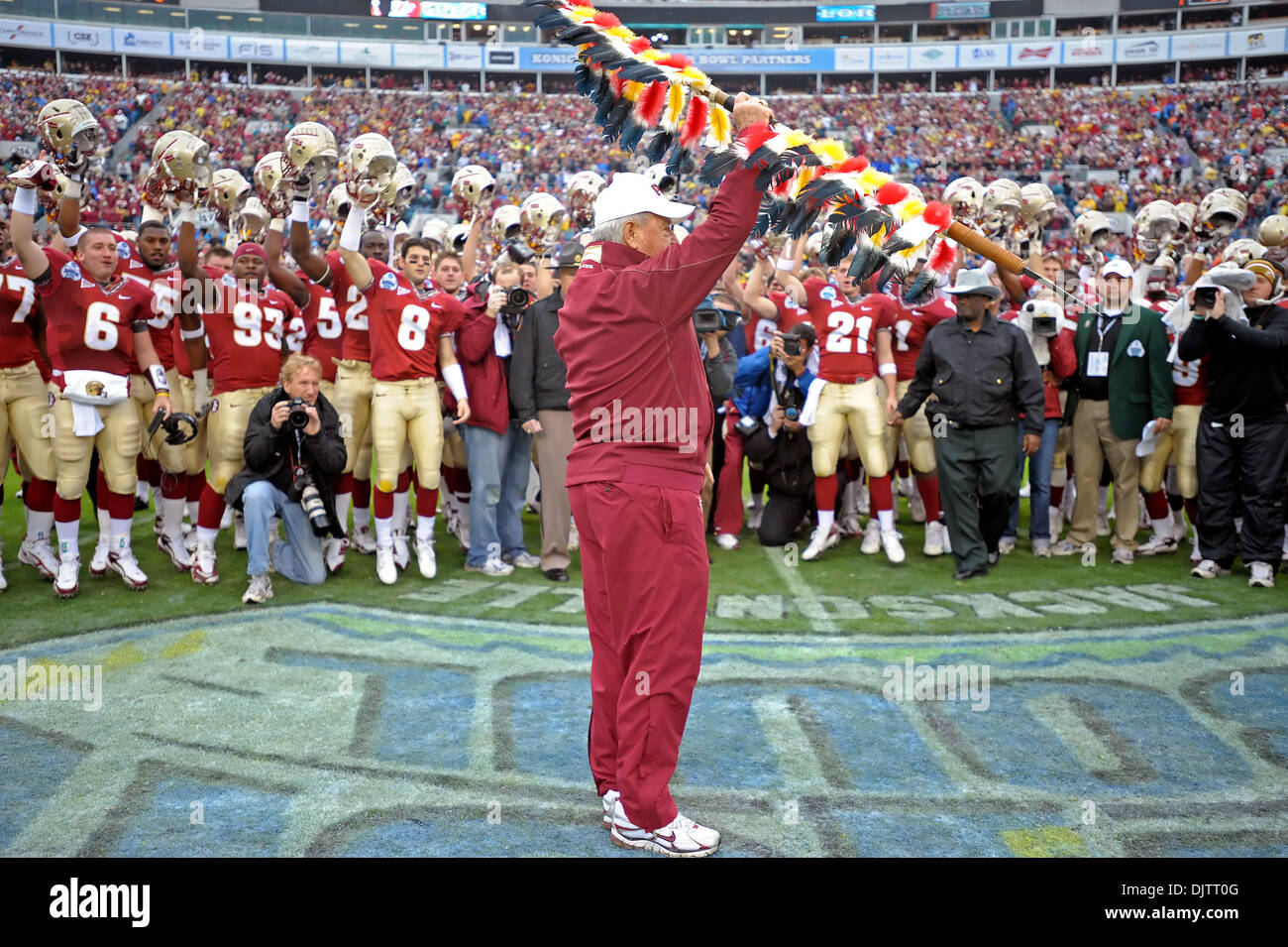 NCAA Gator Bowl - Bobby Bowden bereitet, FSU flammenden Speer zur Freude seines Teams vor dem Start der 2010 Gator Schüssel zu Pflanzen. (Kredit-Bild: © Mike Olivella/ZUMApress.com) Stockfoto