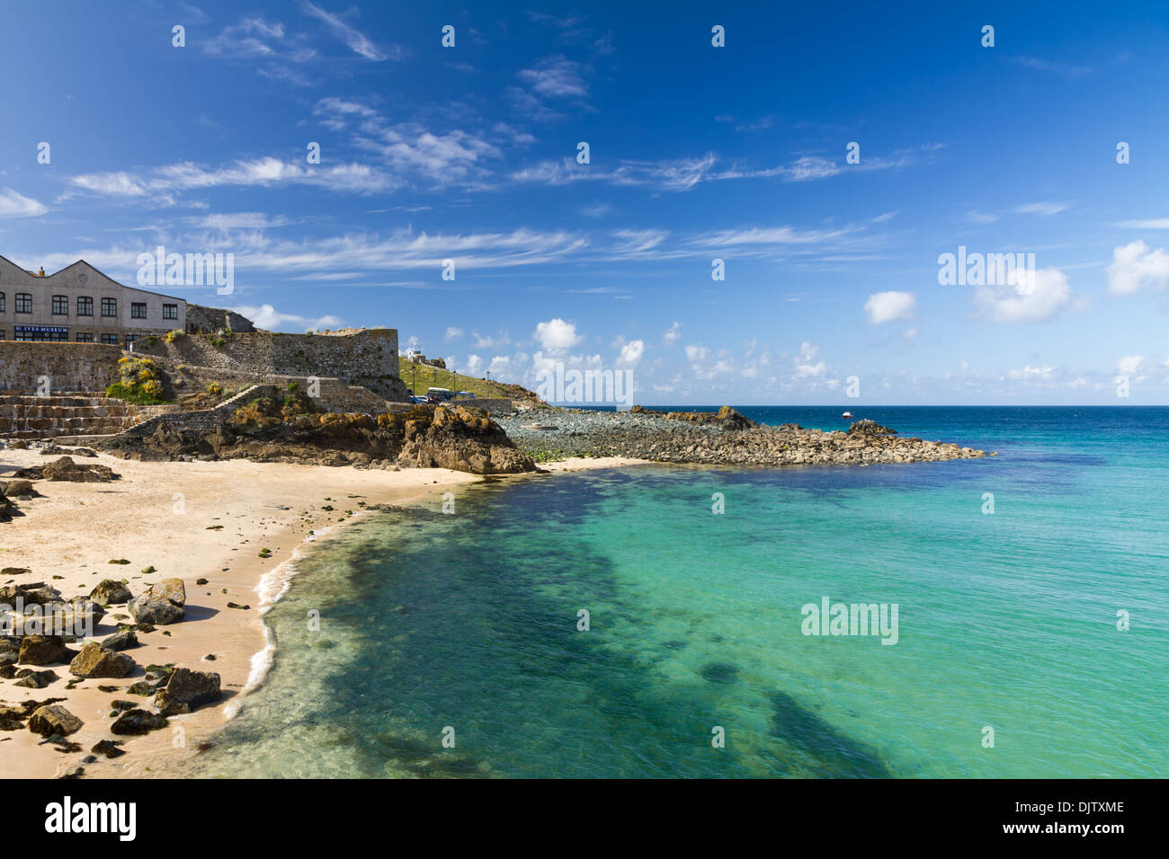 Strand in St. Ives mit blauem Himmel, Cornwall, England Stockfoto