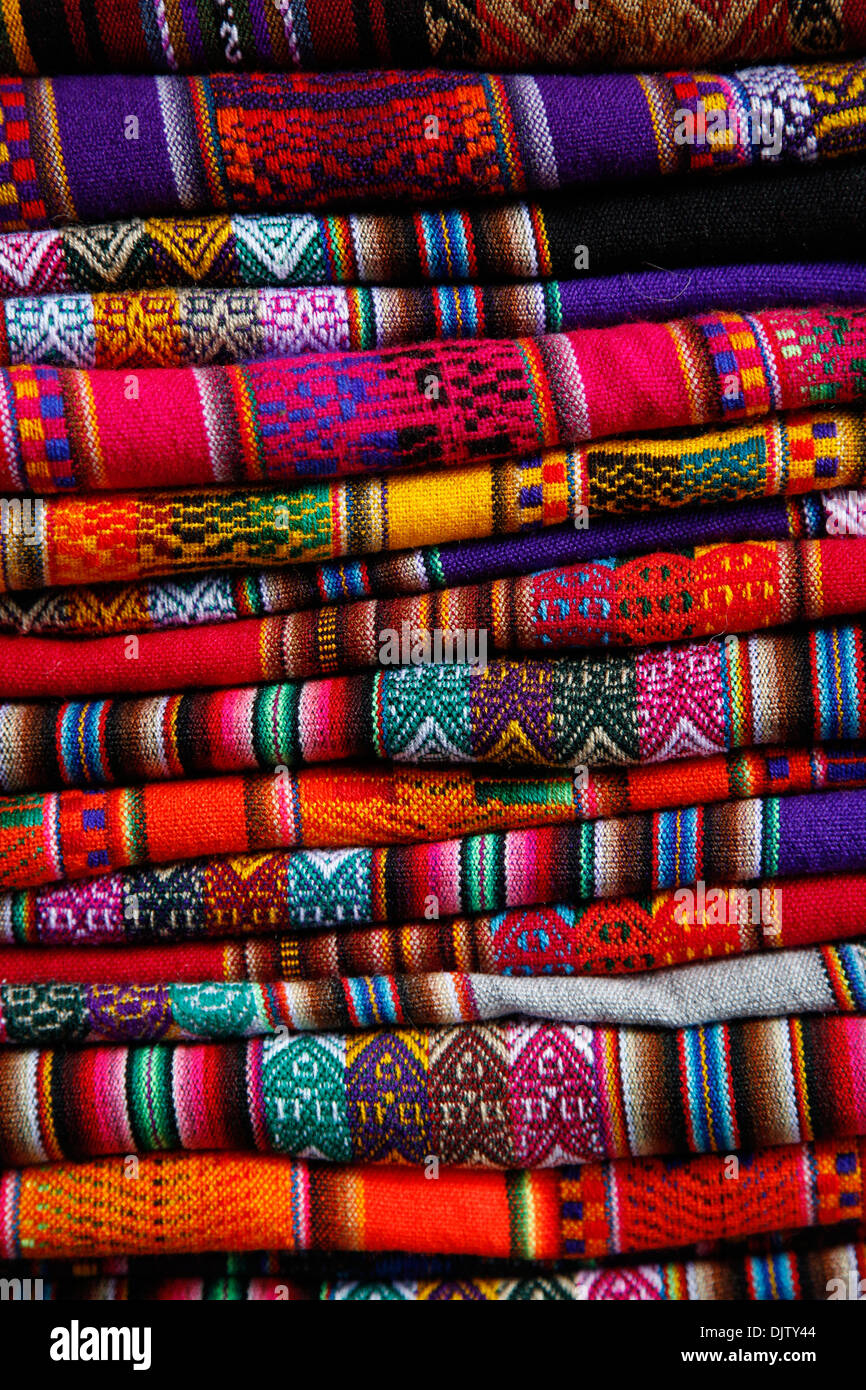 Lokalen Teppiche von Lama und Alpaka Wolle zum Verkauf auf dem Markt, Cuzco, Peru. Stockfoto