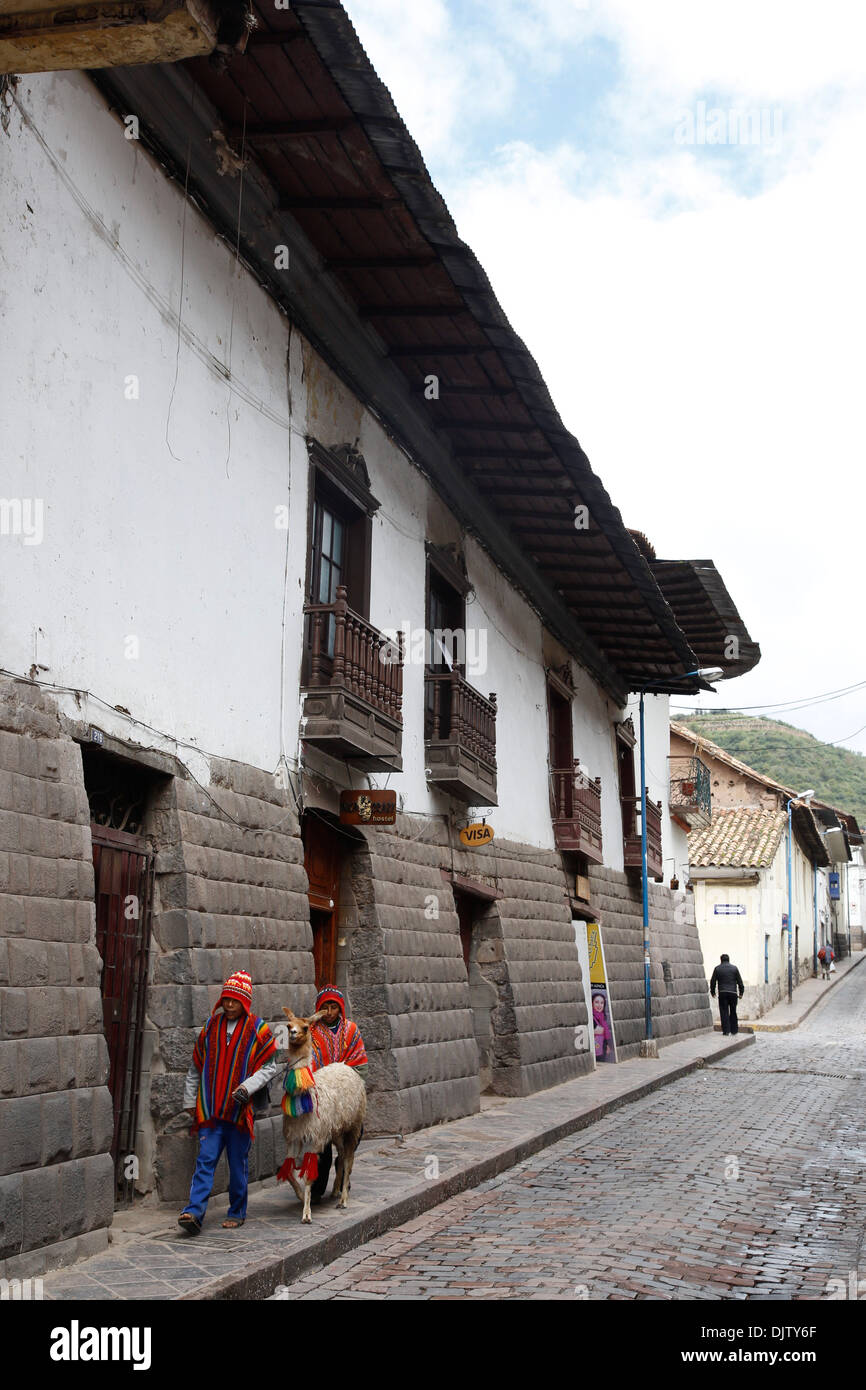 Tupac-Wand mit seinen grauen Andesit auf San Agustin Straße, Cuzco, Peru. Stockfoto