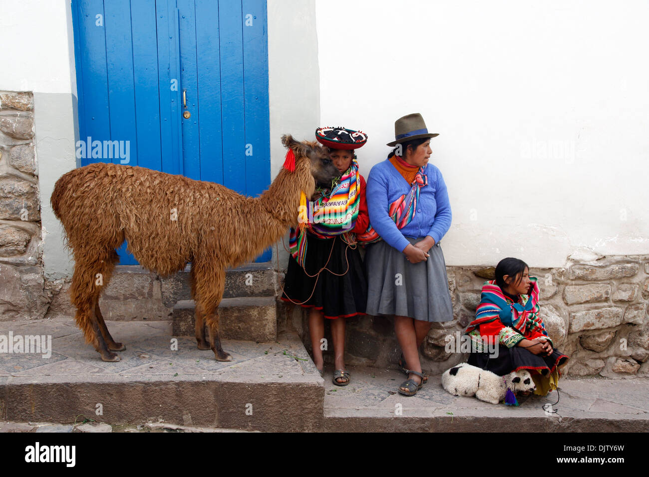 Quechua-Frauen mit Lamas in San Blas Nachbarschaft, Cuzco, Peru. Stockfoto