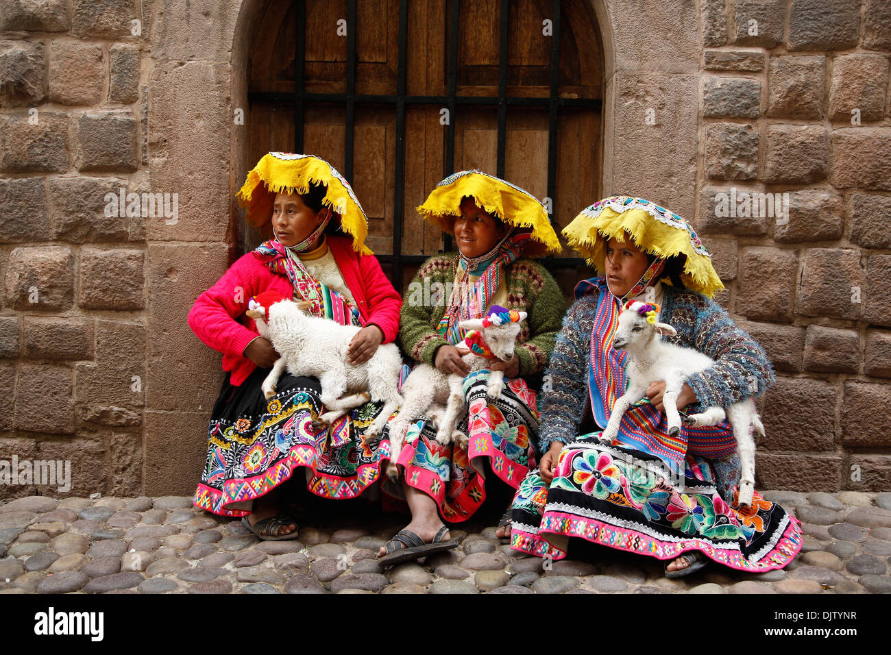 Quechua-Frauen in traditioneller Kleidung in Calle Loreto, Cuzco, Peru. Stockfoto