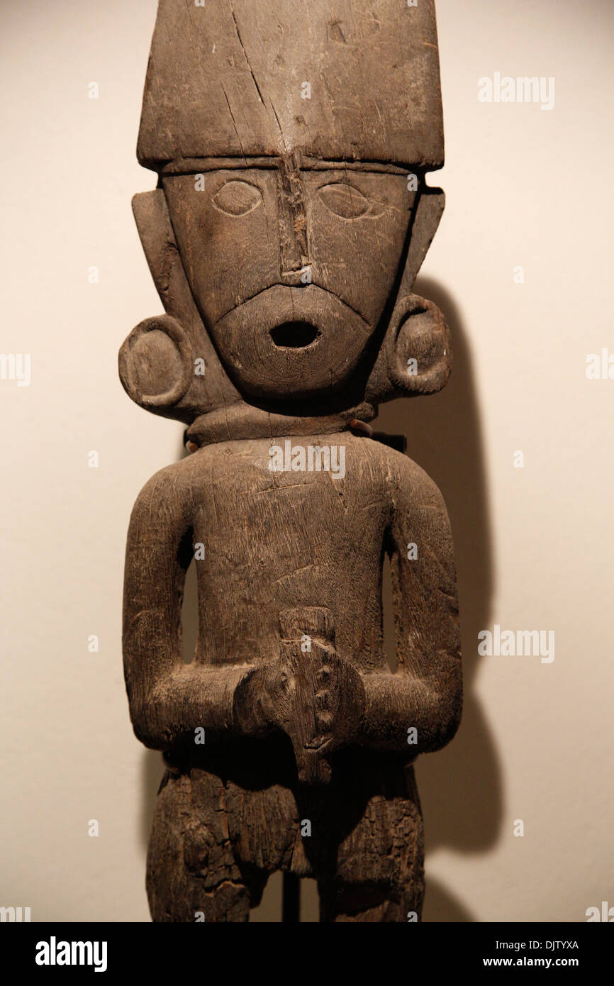Holzskulptur von einem Chimu-Idol bei Casa Cabrera / Museum der präkolumbischen Kunst, Cuzco, Peru. Stockfoto