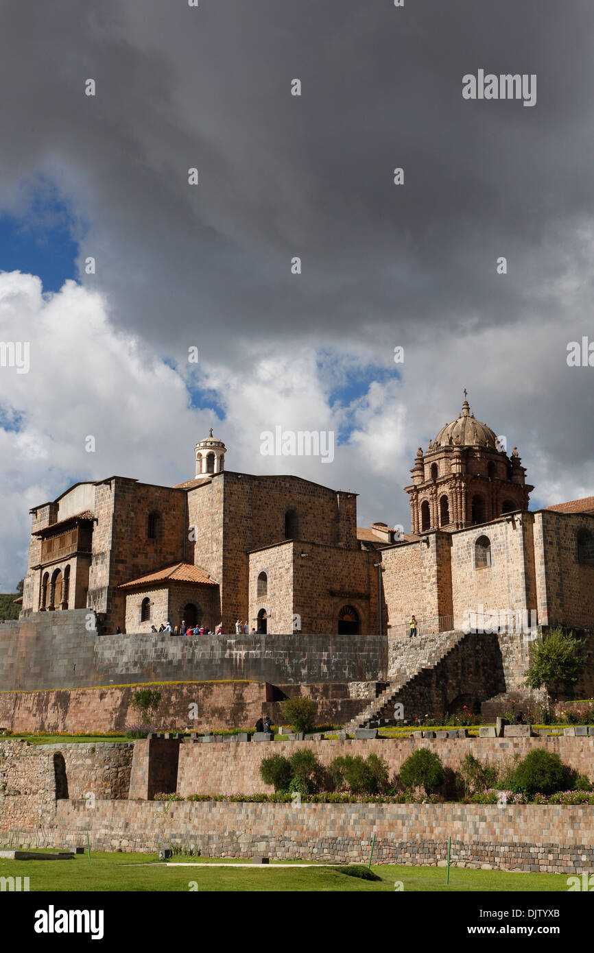 Blick über Cuzco und Santo Domingo Kirche, Cuzco, Peru. Stockfoto