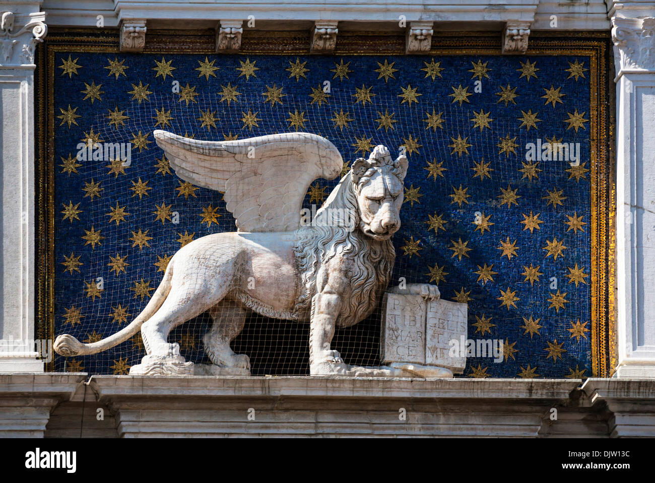 Detail des geflügelten Löwen auf den Torre Orologio, Markusplatz (Piazza San Marco), Venedig, Veneto, Italien Stockfoto
