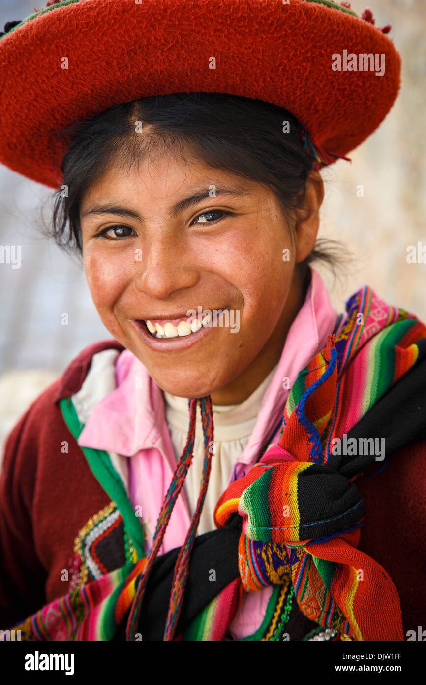 Porträt eines Mädchens Quechua mit Tracht, Cuzco, Peru. Stockfoto