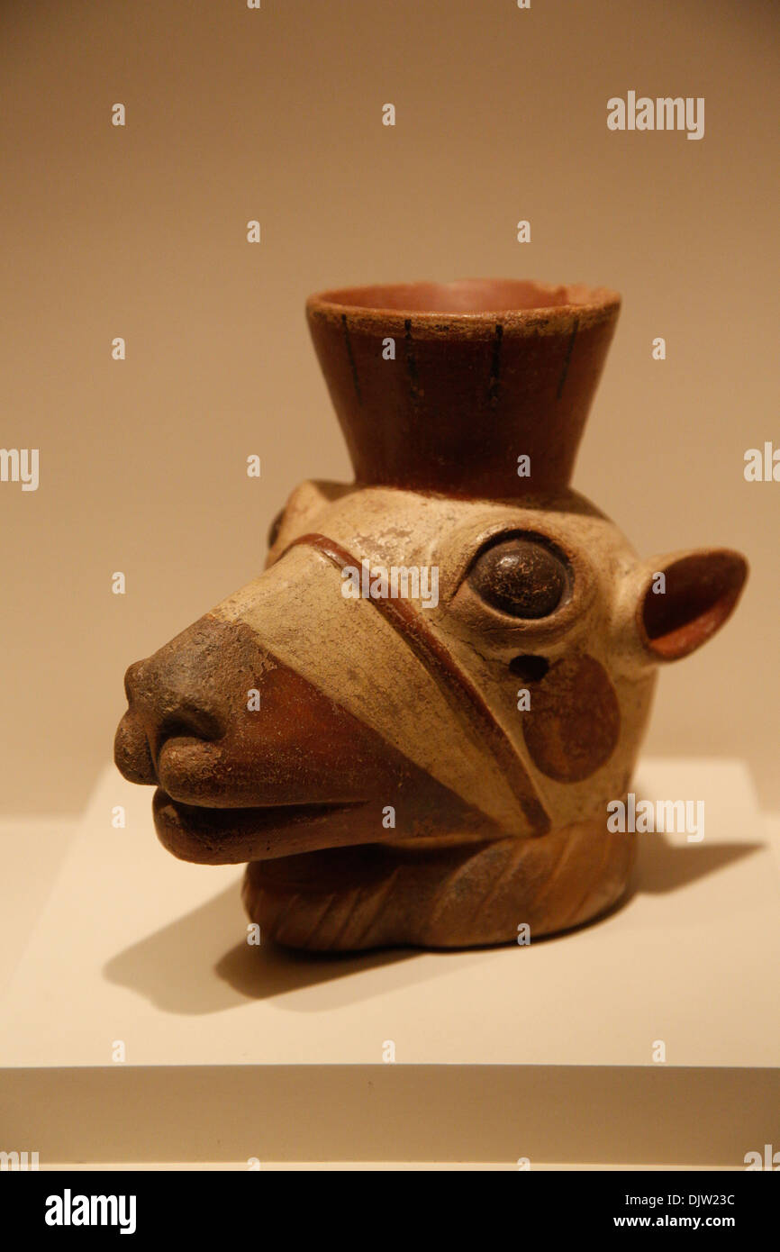 Huari Keramik bei Casa Cabrera / Museum der Pre-kolumbianische Kunst, Cuzco, Peru. Stockfoto