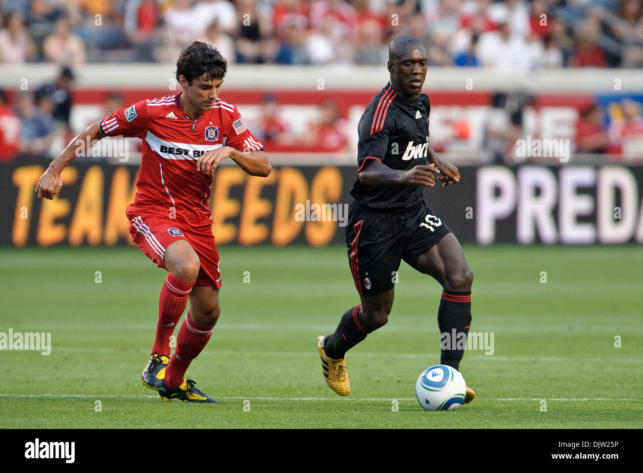 30 May2010: AC Milan Mittelfeldspieler Clarence Seedorf (10) entzieht sich Chicago Fire Mittelfeldspieler Baggio Husidic (9) während das Freundschaftsspiel zwischen den Chicago Fire und der AC Mailand im Toyota Park in Bridgeview, Illinois.  AC Milan besiegte das Feuer 1-0. (Kredit-Bild: © John Rowland/Southcreek Global/ZUMApress.com) Stockfoto