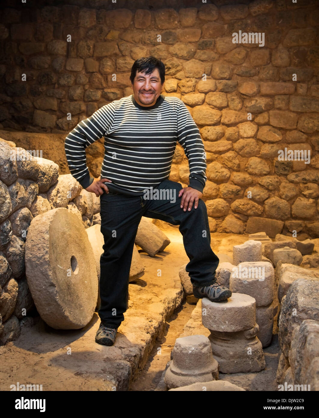 Porträt eines Archäologen Irwin Antonio Ferrándiz Castro im Keller des Marriott-Hotel, das er ausgegraben. Cuzco, Peru. Stockfoto