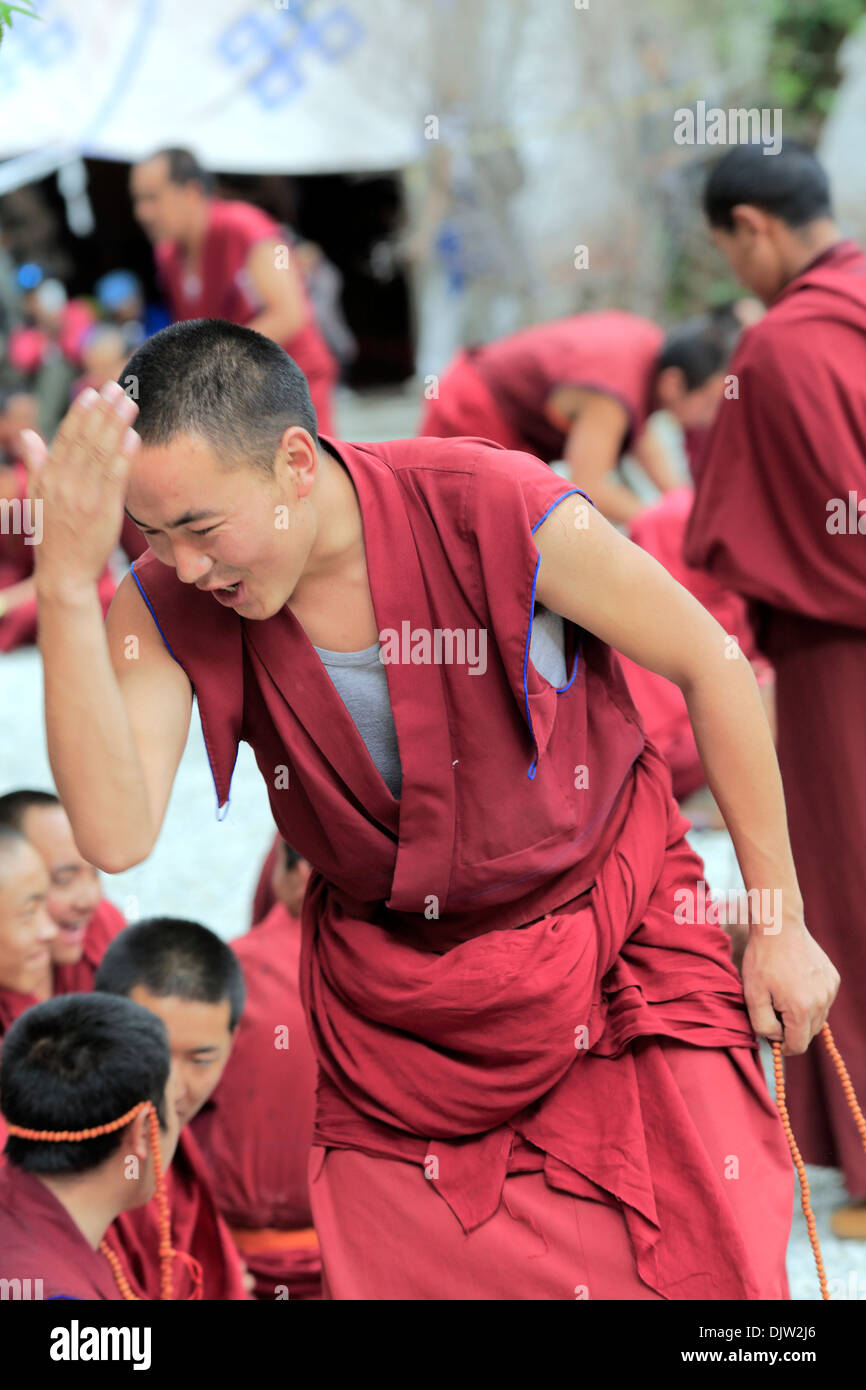 Mönche bestreiten, Kloster Sera, Wangbur Berg, Präfektur Lhasa, Tibet, China Stockfoto