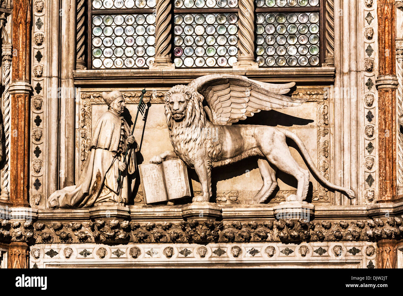 Detail-Aufnahme eines geflügelten Löwen mit ein offenes Buch über die Porta della Carta Eingang zum Dogenpalast, Venedig, Veneto, Italien. Stockfoto