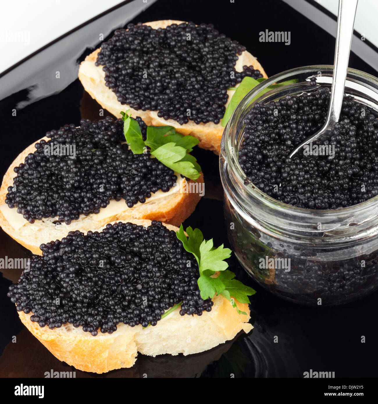 Sandwiches mit schwarzem Kaviar auf dunkle Platte Stockfoto