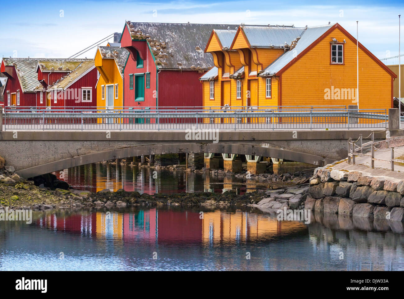 Norwegischen Dorf mit bunten Holzhäusern an der Küste Stockfoto