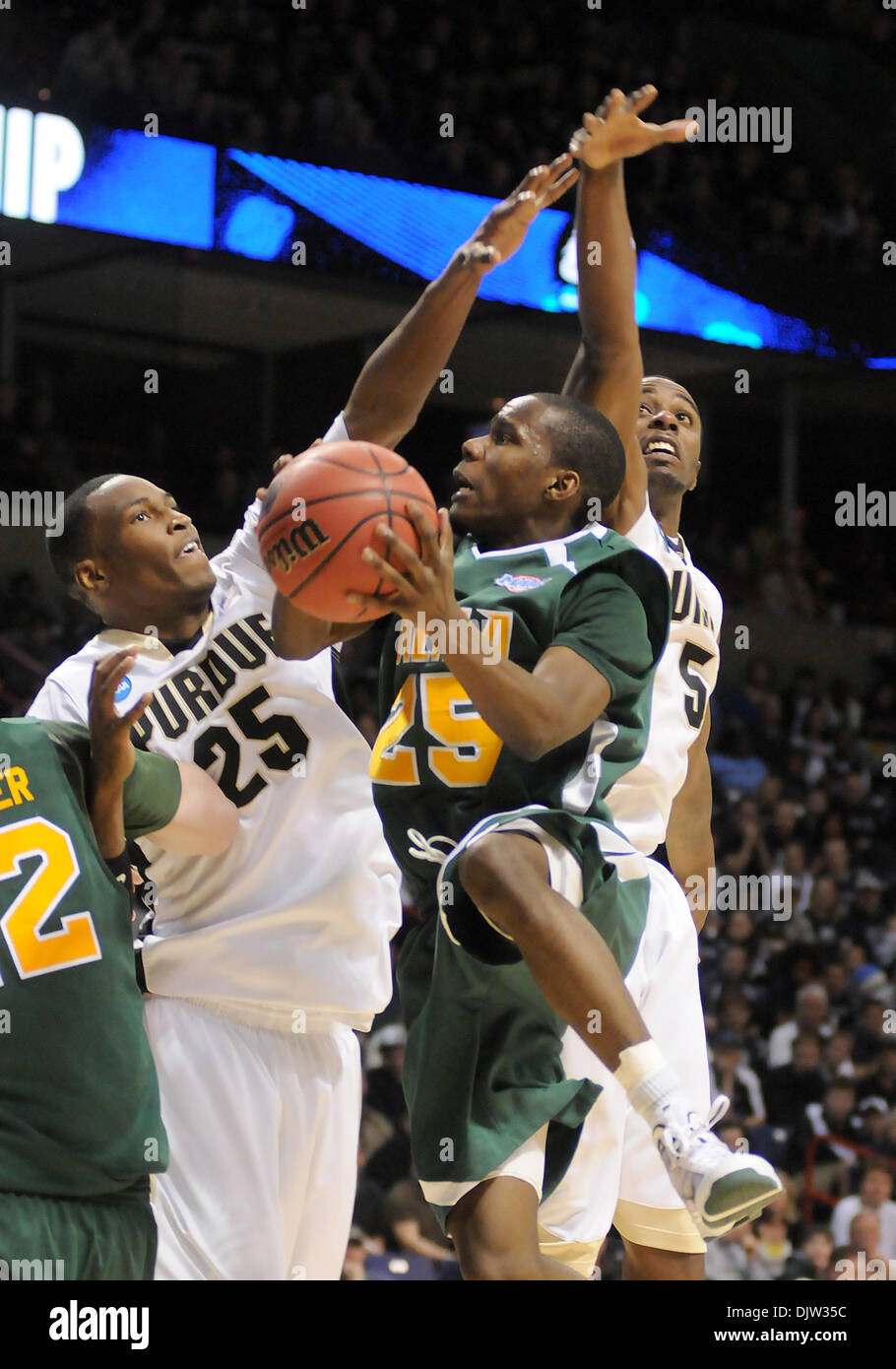 Von Siena bewachen Ronald Moore, zentrieren, versucht zu bekommen von Purdues JaJuan Johnson (25) und Keaton Grant zu schützen, während ein NCAA Basketball-Spiel in Spokane WA der Spokane-Arena statt. Dies war in der ersten Runde des NCAA Tournament. James Snook / Southcreek Global (Kredit-Bild: © James Snook/Southcreek Global/ZUMApress.com) Stockfoto
