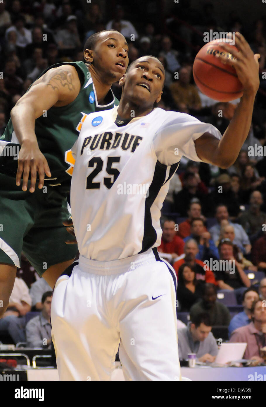 Purdue es vorwärts JaJuan Johnson (25), erreicht von Siena nach vorne Alex Franklin bei einem NCAA Basketball-Spiel in der Spokane-Arena in Spokane WA statt. Dies war in der ersten Runde des NCAA Tournament. James Snook / Southcreek Global (Kredit-Bild: © James Snook/Southcreek Global/ZUMApress.com) Stockfoto