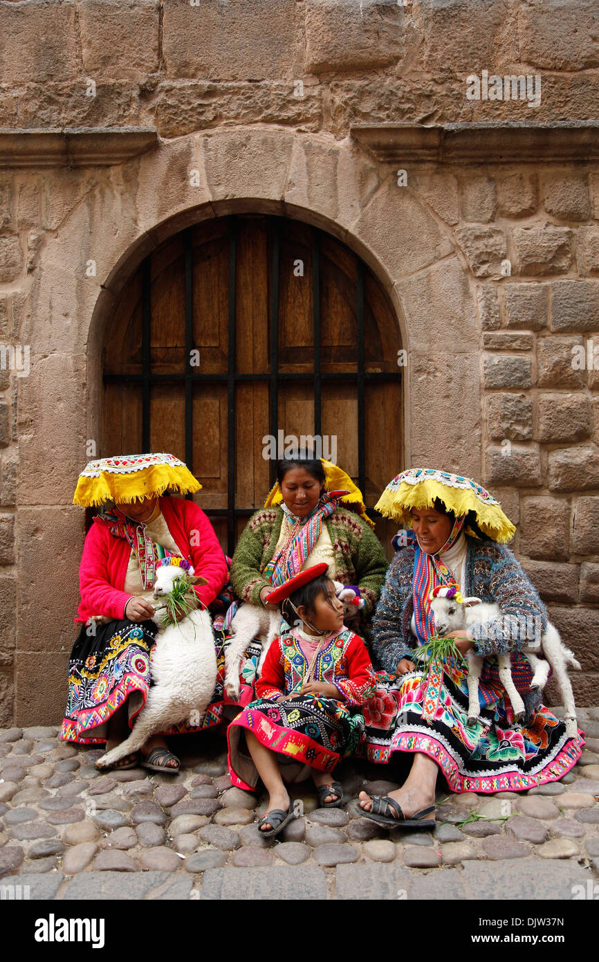 Quechua-Frauen in traditioneller Kleidung in Calle Loreto, Cuzco, Peru. Stockfoto