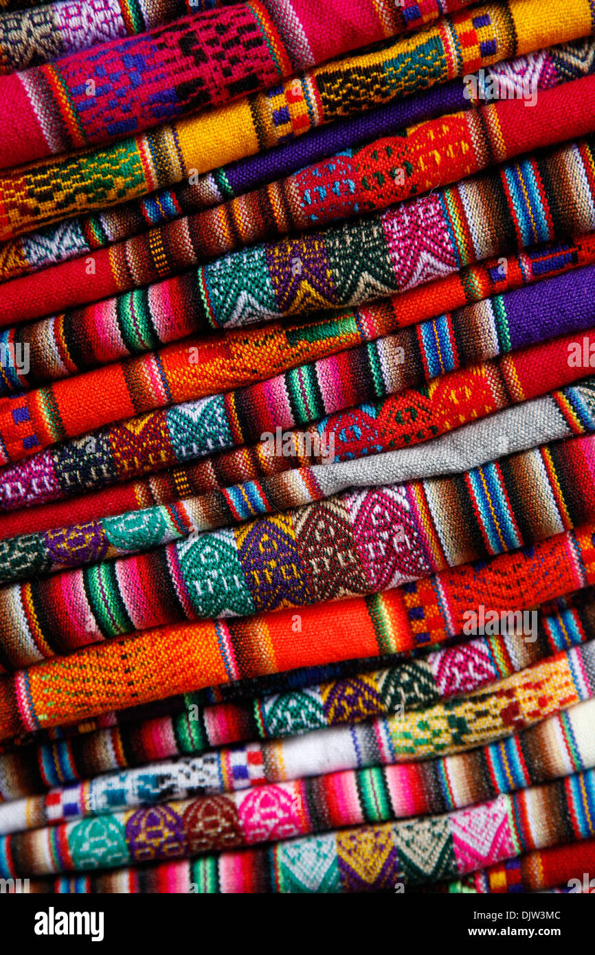 Lokalen Teppiche von Lama und Alpaka Wolle zum Verkauf auf dem Markt,  Cuzco, Peru Stockfotografie - Alamy
