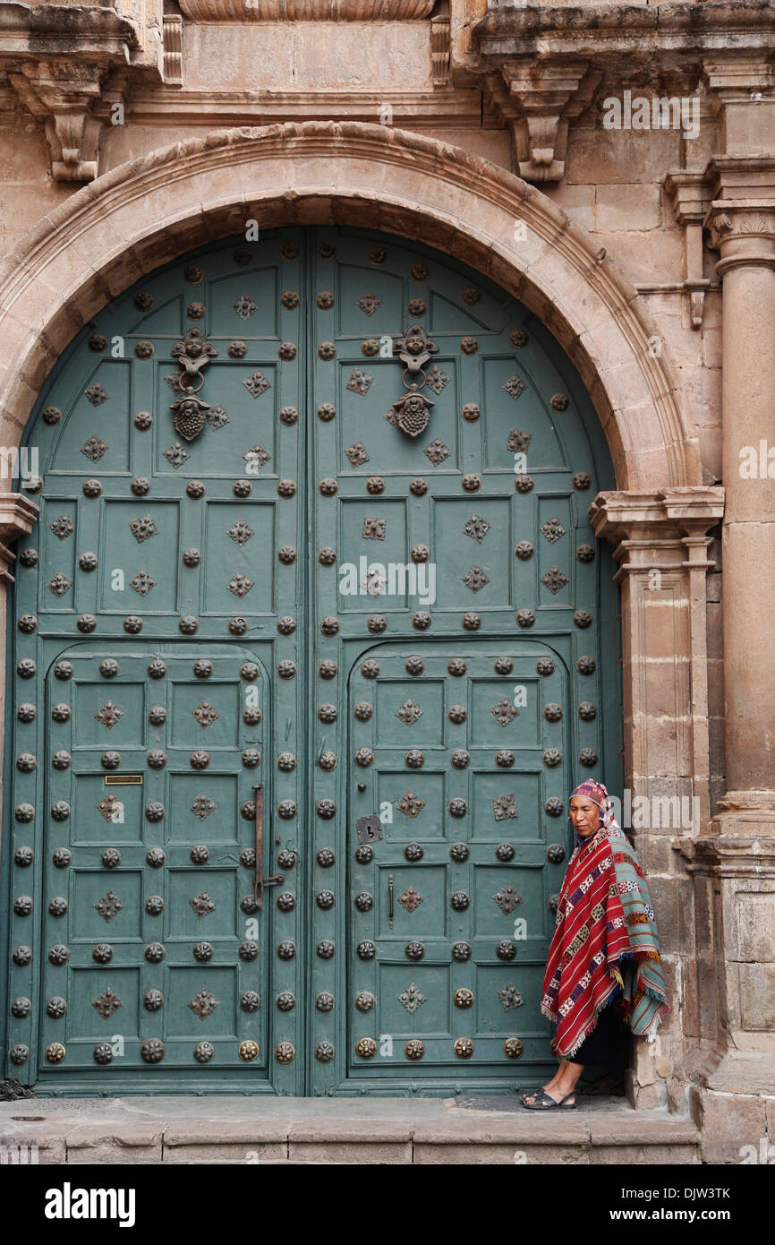 Die Eingangstür zum Capilla de San Ignacio de Loyola am Plaza de Armas, Cuzco, Peru. Stockfoto
