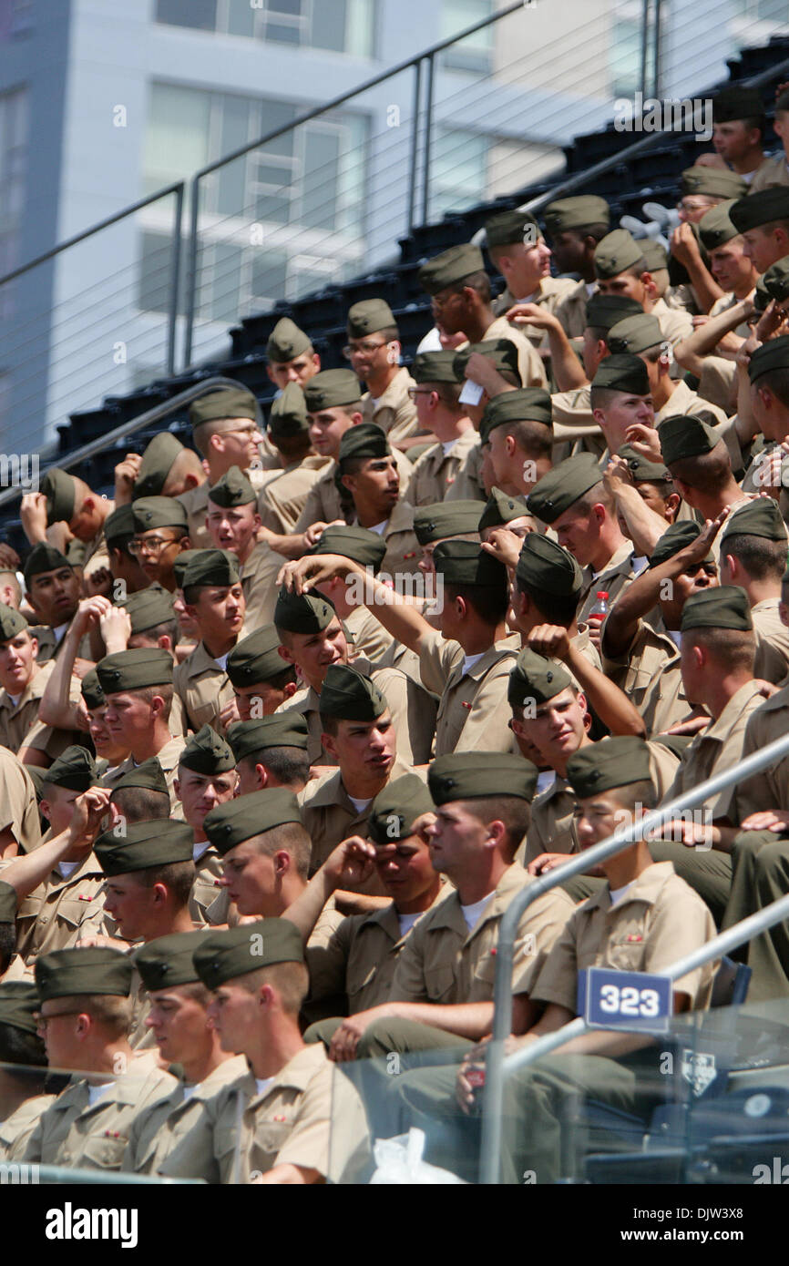 US Marines aus dem Marine Corps Recruiting Depot in San Diego Kalifornien besuchte die Arizona Diamondbacks Vs San Diego Padres in Spiel 3 im Petco Park San Diego CA. Padres gewann 5: 3. (Kredit-Bild: © Nick Morris/Southcreek Global/ZUMApress.com) Stockfoto