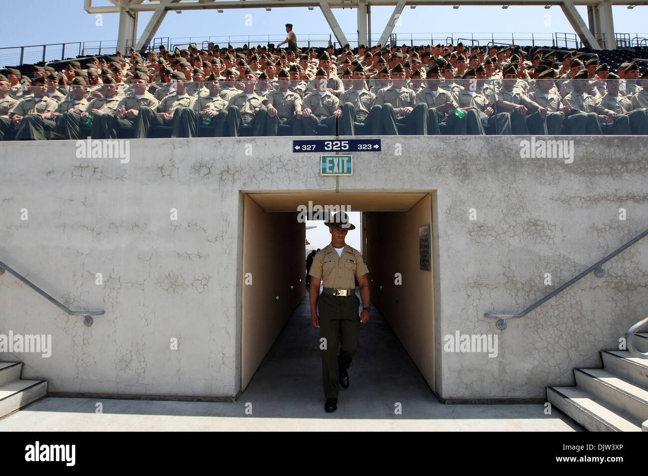 US Marines aus dem Marine Corps Recruiting Depot in San Diego Kalifornien besuchte die Arizona Diamondbacks Vs San Diego Padres in Spiel 3 im Petco Park San Diego CA. Padres gewann 5: 3. (Kredit-Bild: © Nick Morris/Southcreek Global/ZUMApress.com) Stockfoto US Marines aus dem Marine Corps Recruiting Depot in San Diego Kalifornien besuchte die Arizona Diamondbacks Vs San Diego Padres in Spiel 3 im Petco Park San Diego CA. Padres gewann 5: 3. (Kredit-Bild: © Nick Morris/Southcreek Global/ZUMApress.com) Stockfoto