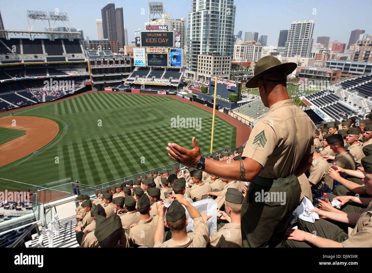 US Marines aus dem Marine Corps Recruiting Depot in San Diego Kalifornien besuchte die Arizona Diamondbacks Vs San Diego Padres in Spiel 3 im Petco Park San Diego CA. Padres gewann 5: 3. (Kredit-Bild: © Nick Morris/Southcreek Global/ZUMApress.com) Stockfoto
